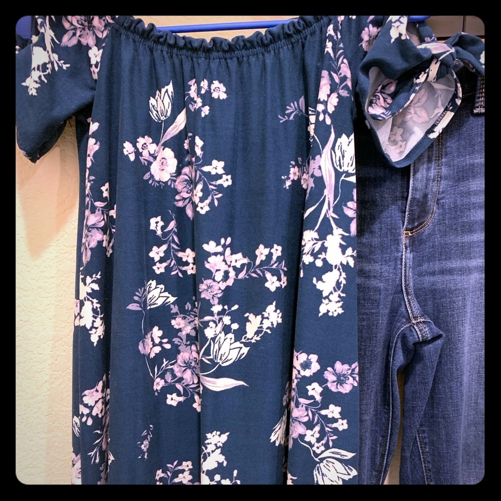 💐3/$10💐Blue off shoulder shirt, ties on sleeves